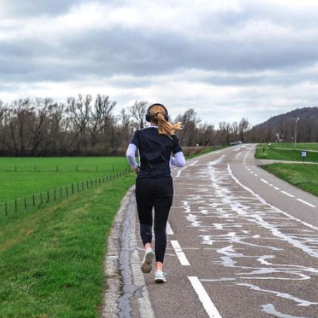 Hardloopster op de Grebbedijk